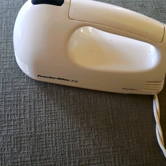 Proctor Silex Hand Mixer - Picture 1 of 2